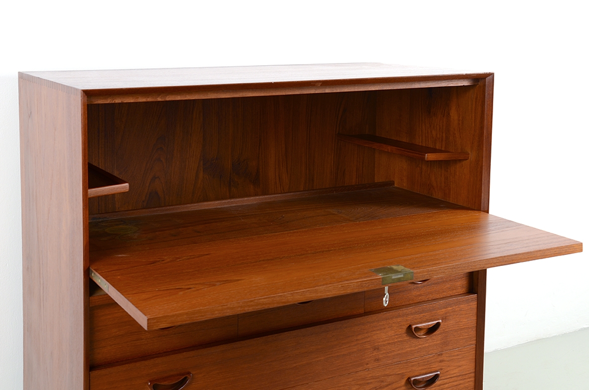 Peter Hvidt & Orla Molgaard, piccolo mobile in tek con ribalta e tre cassetti, scomparti all'interno, Danimarca 1955ca.