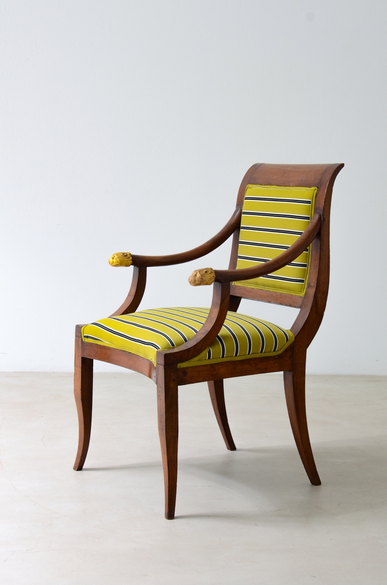 Rare and very refined antique armchair in walnut with guilded details. Tuscany, Lucca, epoque directoire, 1790ca.