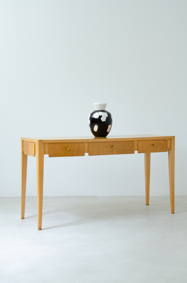 Elegant Italian 1950s console table in maple wood, in the style of Gio Ponti.