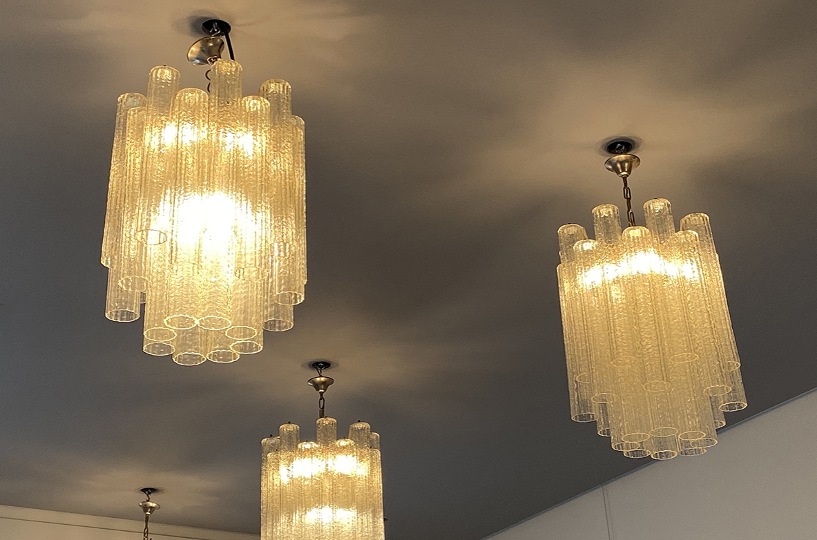 Cinque grandi lampadari in vetro di Murano a 24 vetri l'uno, Venini 1960ca.