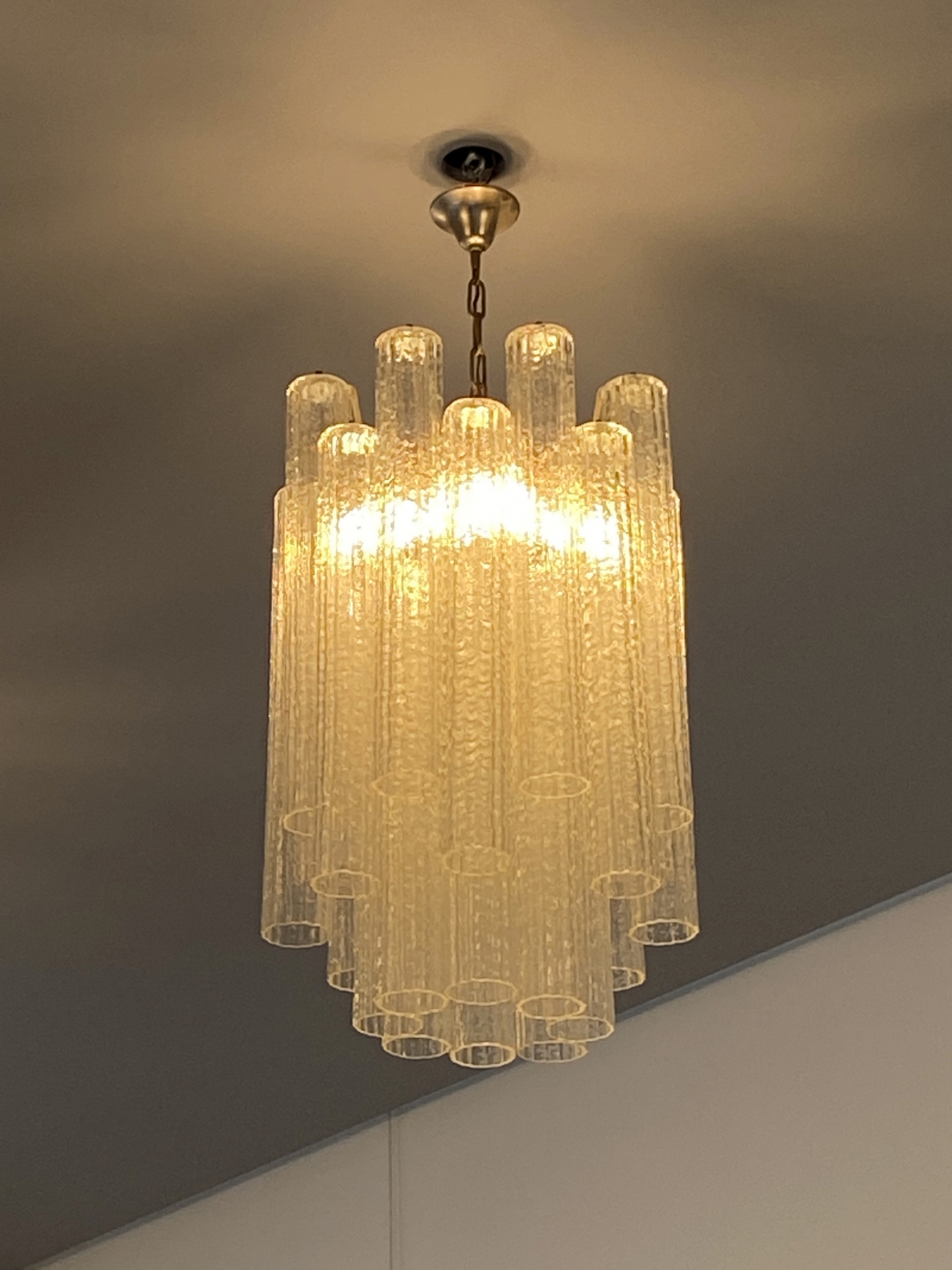 Cinque grandi lampadari in vetro di Murano a 24 vetri l'uno, Venini 1960ca.