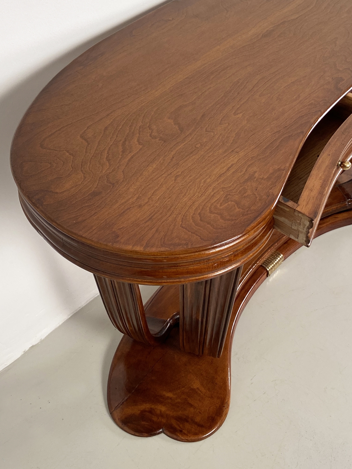 Osvaldo Borsani, elegant table / console in lacquered wood, with glass top and brass structure. Manufactured by Arredamenti Borsani, Italy 1940ca.