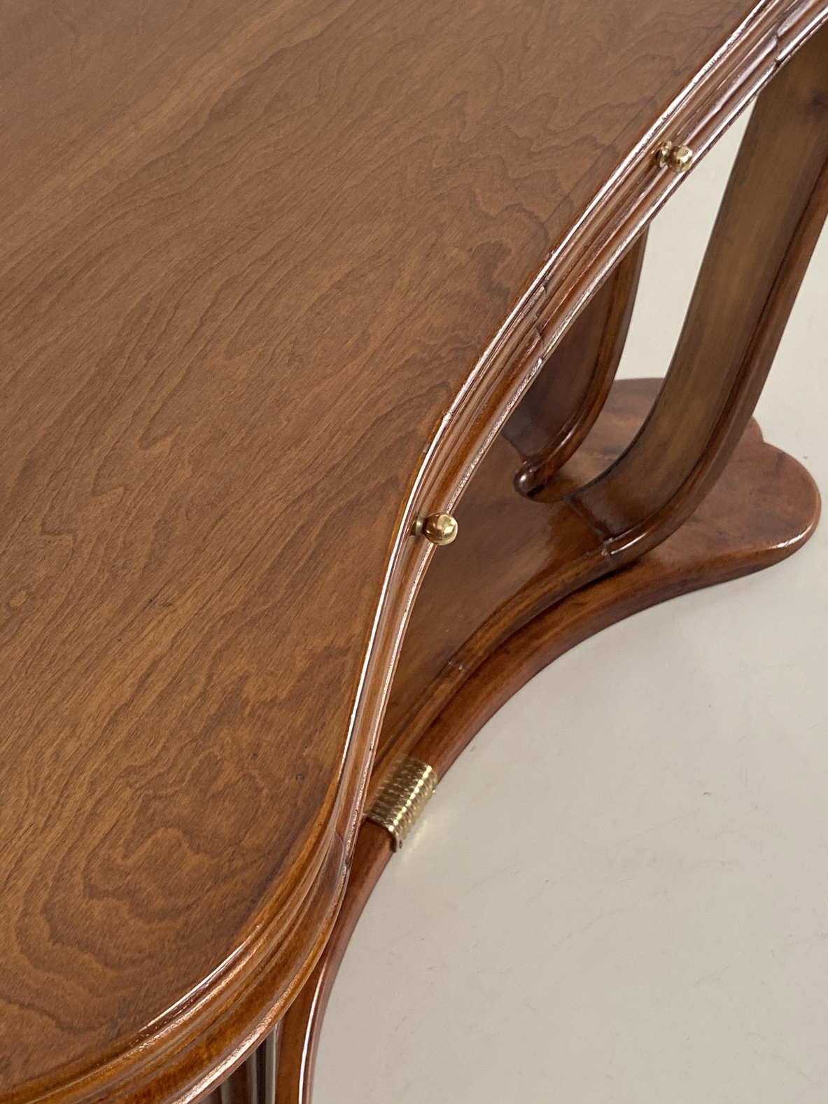 Osvaldo Borsani, elegant table / console in lacquered wood, with glass top and brass structure. Manufactured by Arredamenti Borsani, Italy 1940ca.