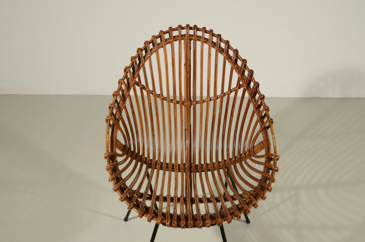 Janine Abraham, due poltrone con tavolino in canna d'India e ferro, 1960ca. Janine Abraham, due poltrone con tavolino in canna d'India e ferro, 1960ca.