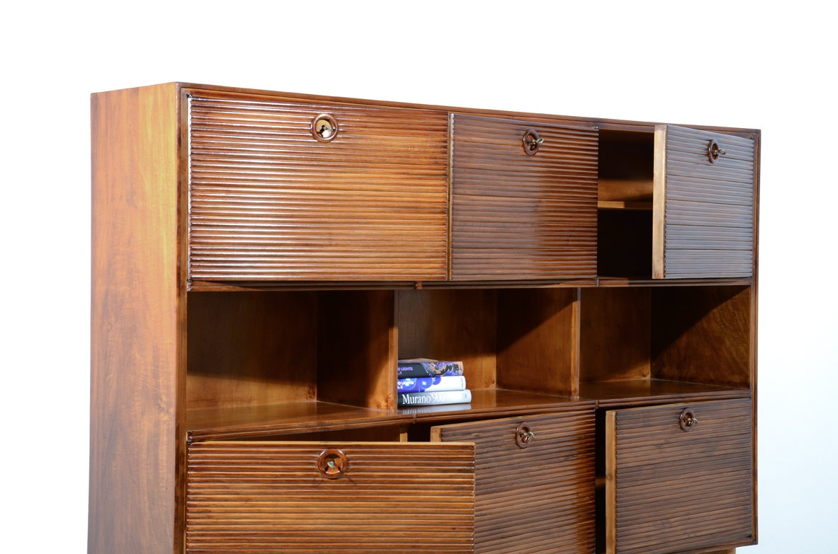 Paolo Buffa, mobile in legno chiaro con fronte grissinato, sei ante e vani a giorno, 1940ca. Bibl.R.Rizzi, I mobili di Paolo Buffa, p 16.