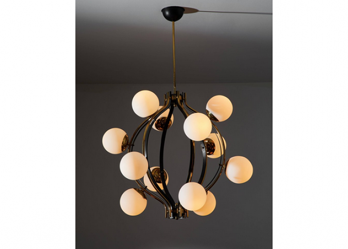 Stilnovo, lampadario "Globe" a 12 luci. Struttura in metallo e ottone, sfere in vetro opaline, 1950ca. Stilnovo, lampadario