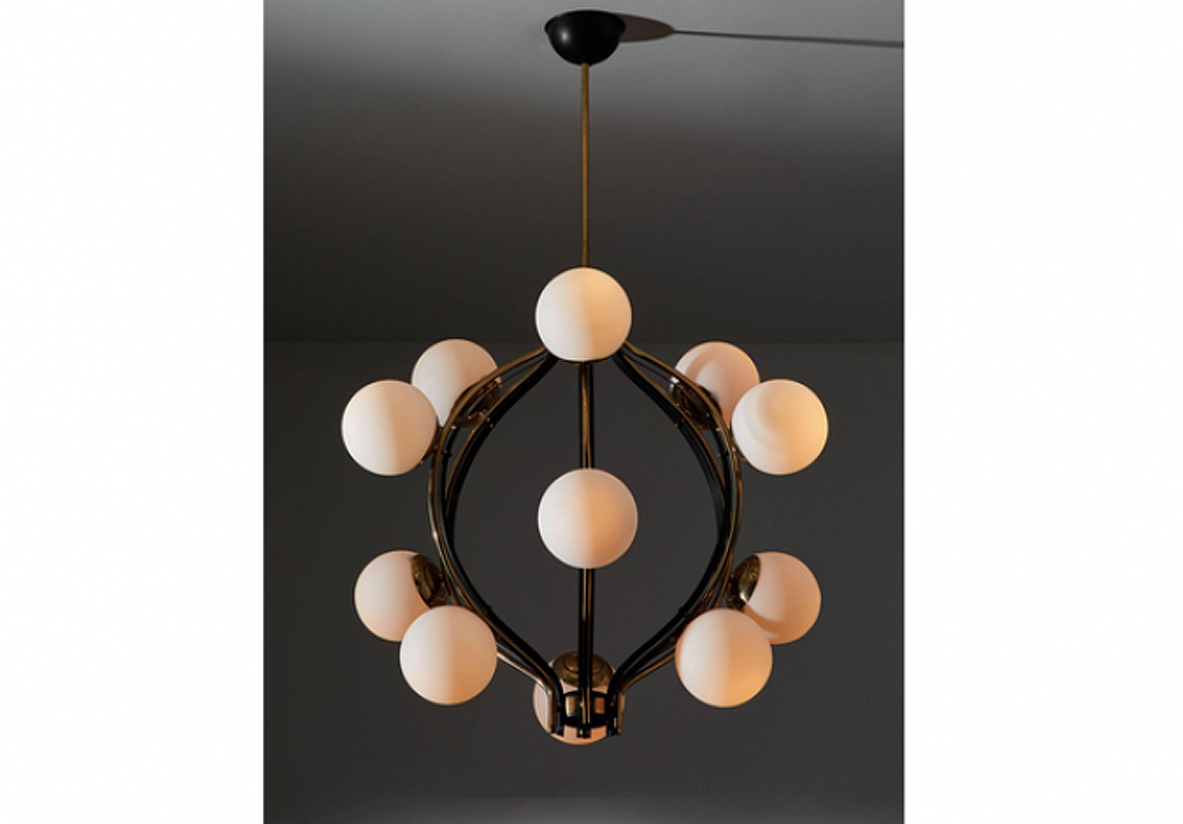 Stilnovo, lampadario "Globe" a 12 luci. Struttura in metallo e ottone, sfere in vetro opaline, 1950ca. Stilnovo, lampadario