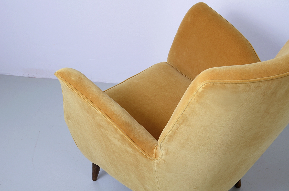 Fratelli Rizzi, pair of 1950's armchairs with velvet upholstery. Prod.Flli Rizzi torino 1950.