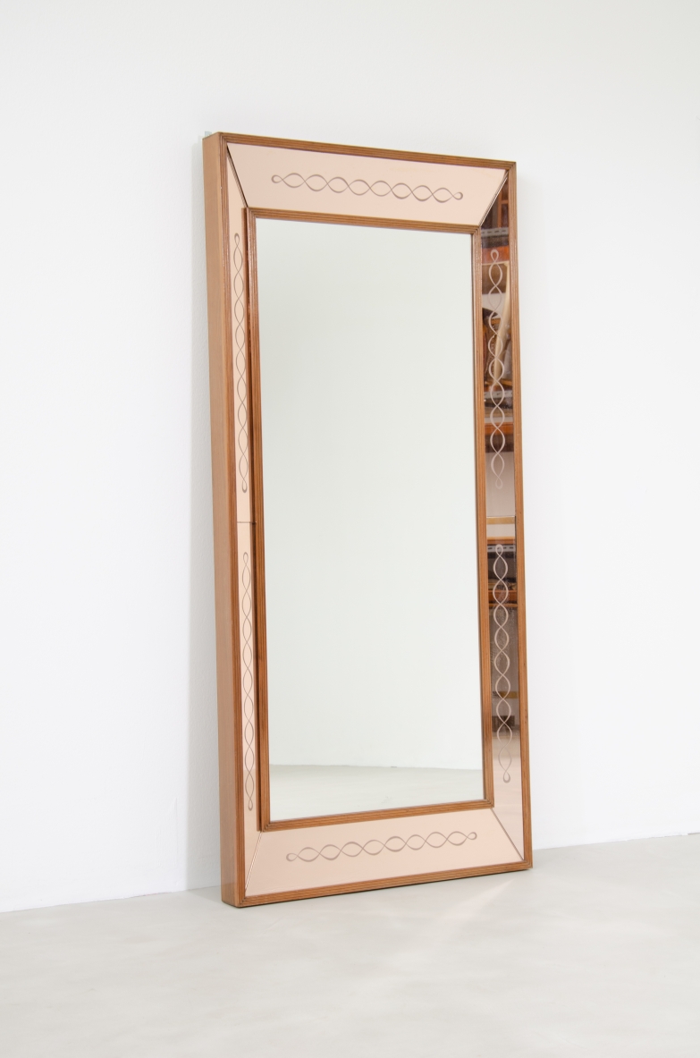 Grande specchiera con specchi laterali inclinati color cipria incisi con motivo a nastro, cornice in legno. Manifattura Italiana anni 40.