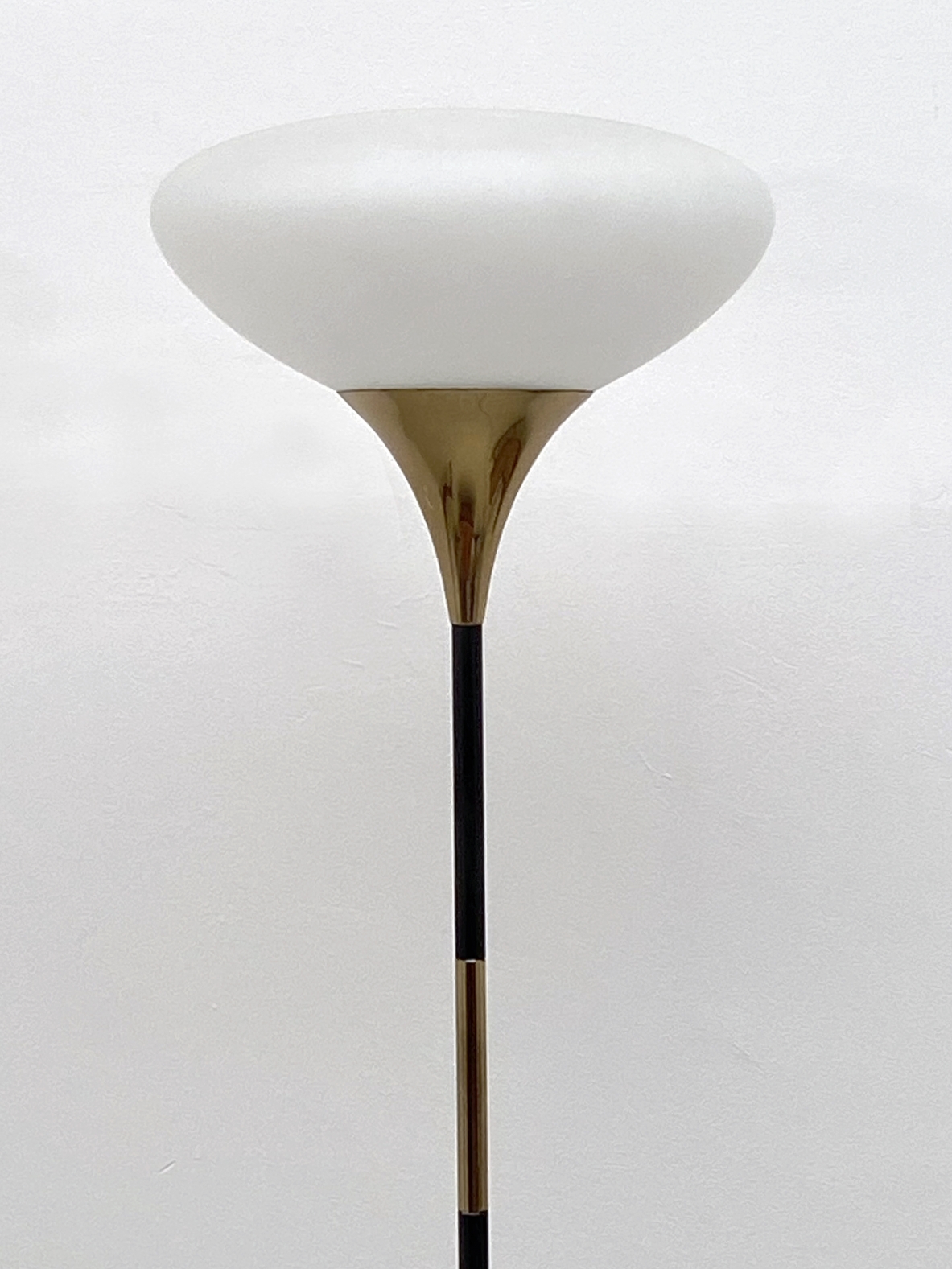 Stilnovo, piantana con base in marmo, stelo in metallo e ottone e vetro opaline di forma ellittica, 1960ca. Stilnovo, piantana con base in marmo, stelo in metallo e ottone e vetro opaline di forma ellittica, 1960ca.