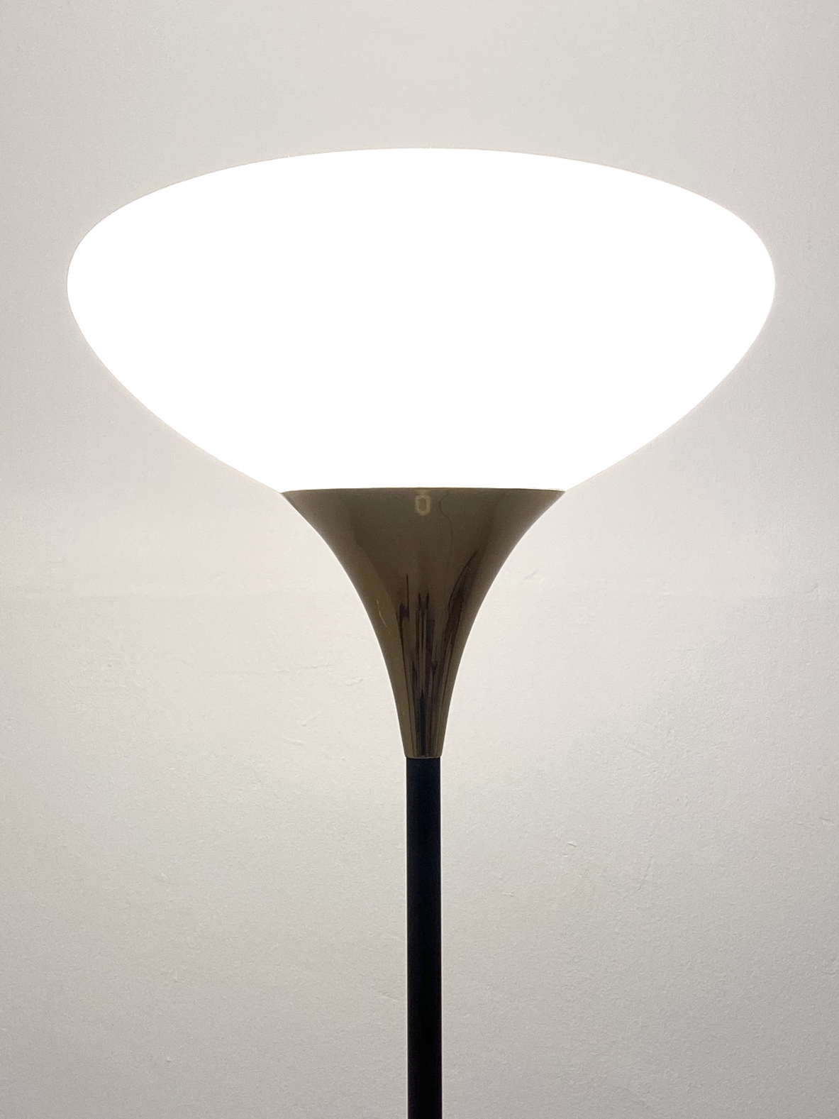 Stilnovo, piantana con base in marmo, stelo in metallo e ottone e vetro opaline di forma ellittica, 1960ca. Stilnovo, piantana con base in marmo, stelo in metallo e ottone e vetro opaline di forma ellittica, 1960ca.