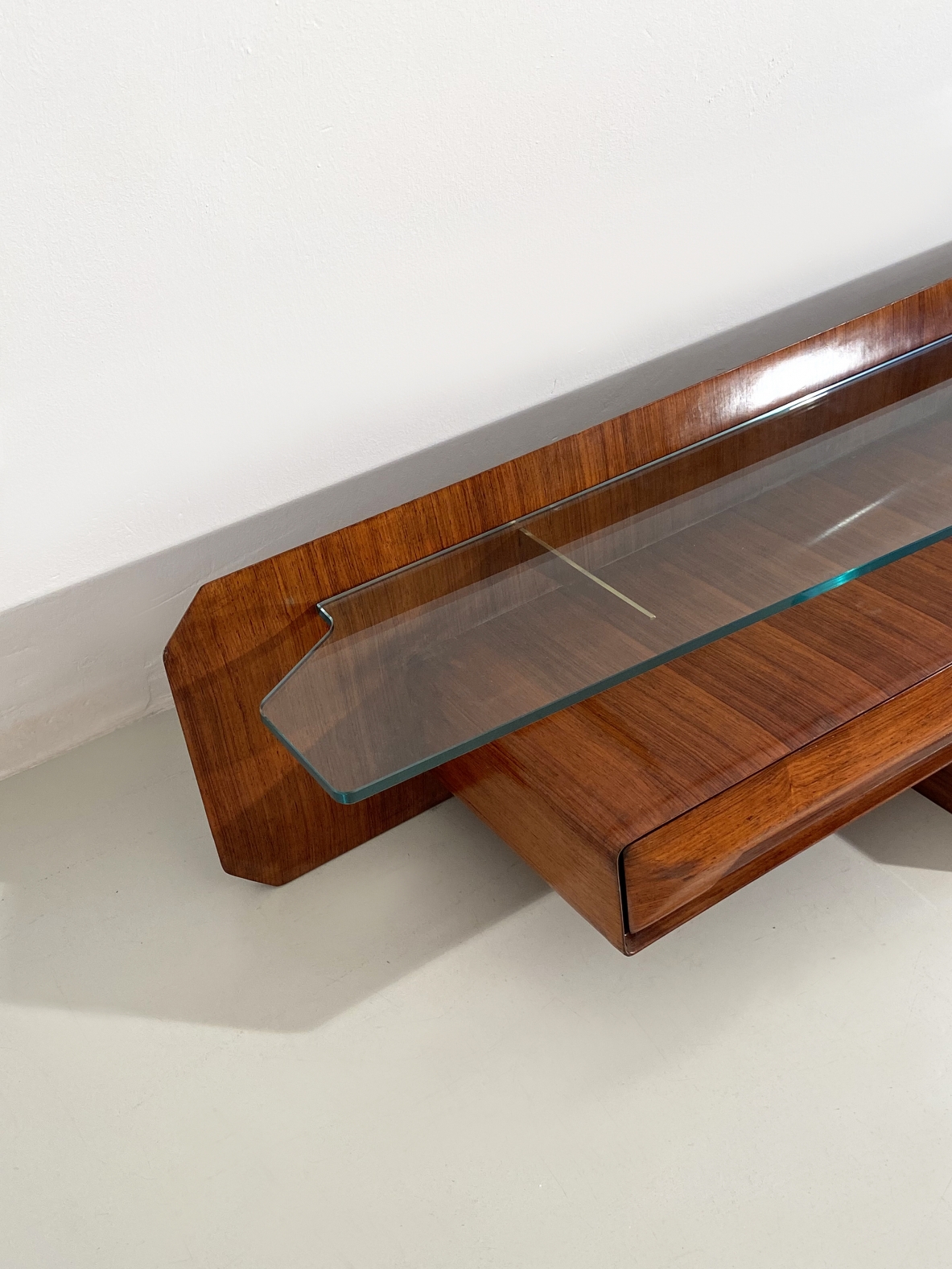 Italian 1960's console table in rosewood with a very nice shaped thick crystal glass and brass details.
