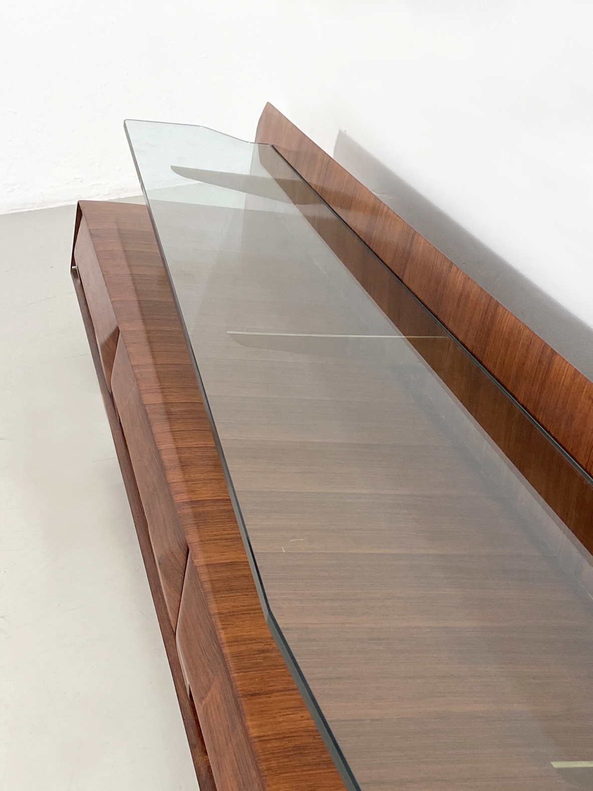 Italian 1960's console table in rosewood with a very nice shaped thick crystal glass and brass details.