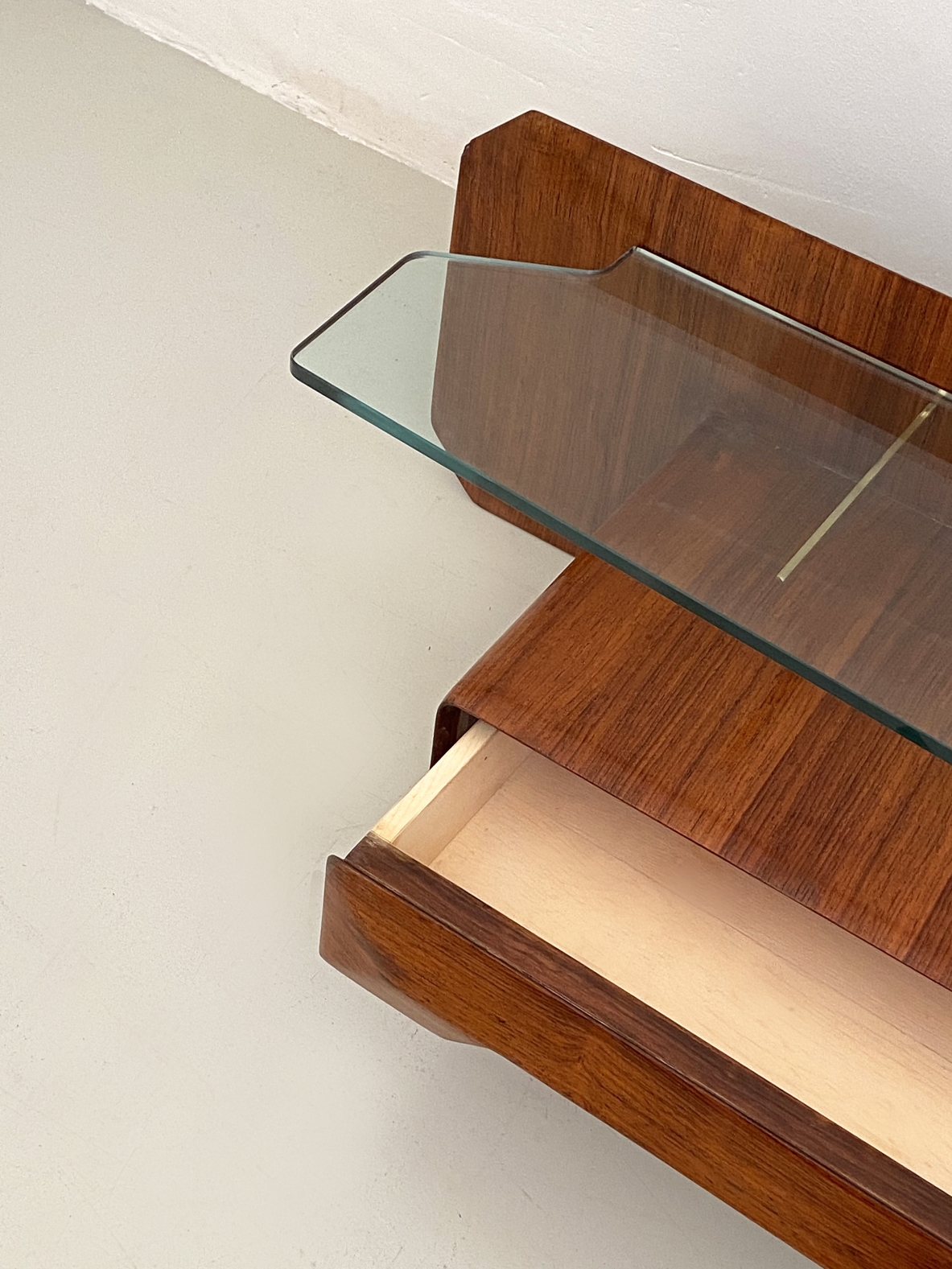 Italian 1960's console table in rosewood with a very nice shaped thick crystal glass and brass details.