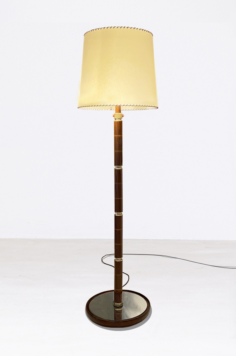 Grande lampada da terra con stelo in legno e cappello in pergamena cucita. Manifattura Italiana 1940ca.