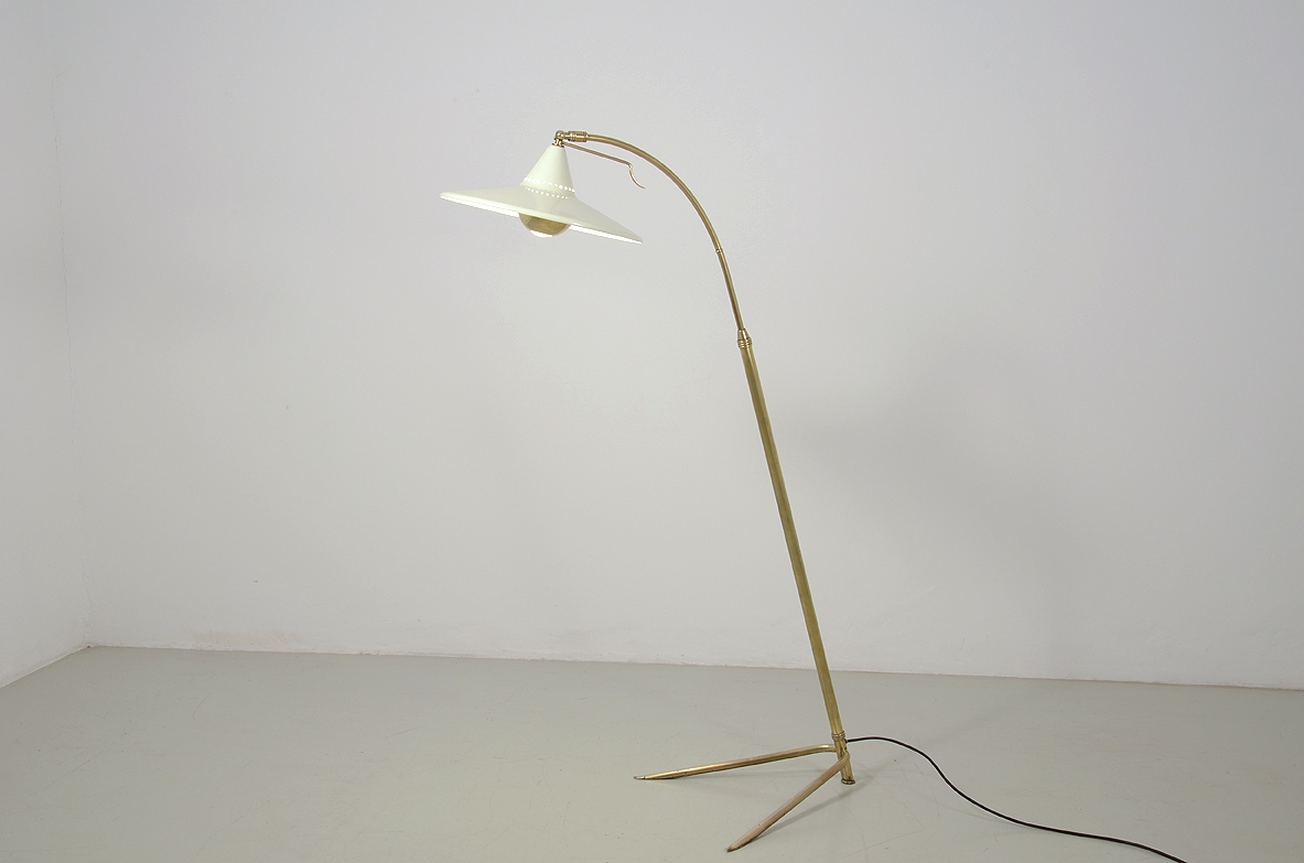 Lampada da terra in metallo laccato e ottone. Manifattura italiana 1950ca. Lampada da terra in metallo laccato e ottone. Manifattura italiana 1950ca.