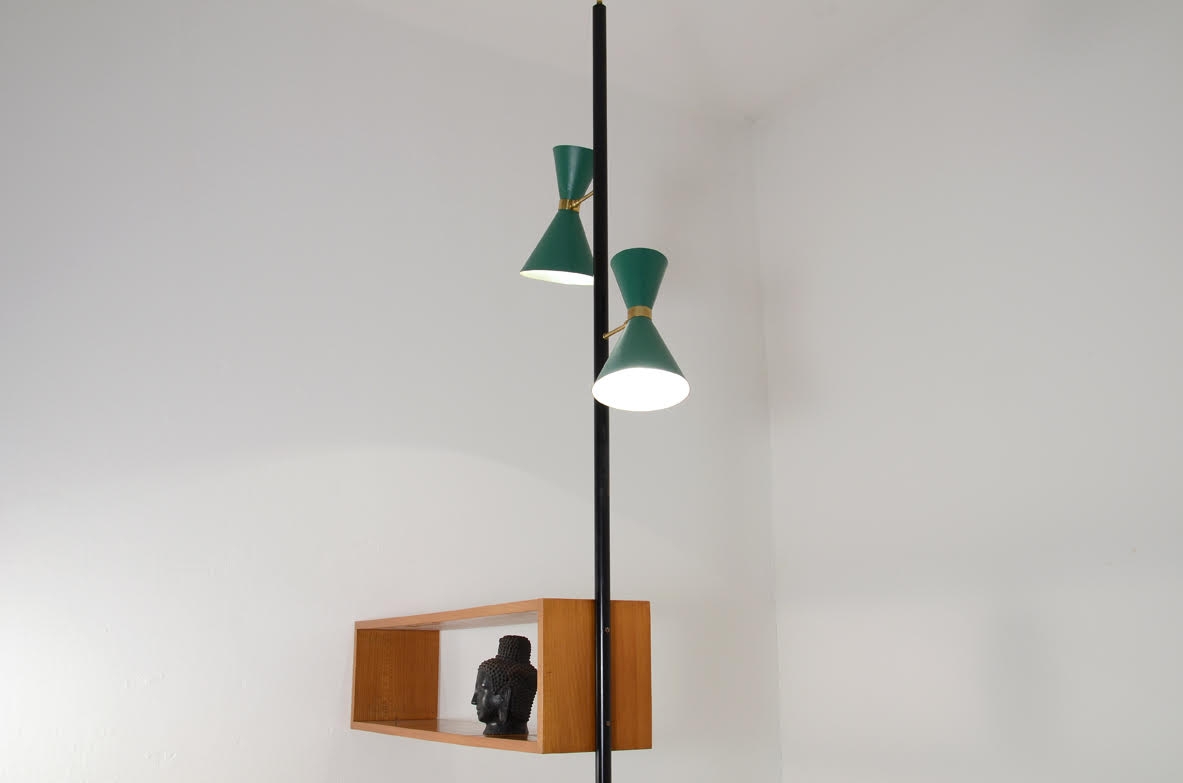 Edoardo Gellner, mobile divisorio composto da due mensole pensili in legno chiaro e due lampade in metallo laccato e ottone, montate su struttura in ferro. 1950ca.