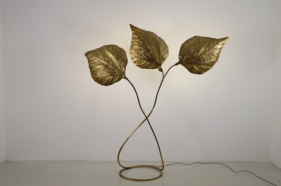 Tommaso Barbi, lampada da terra in ottone con base circolare, 1970ca. Tommaso Barbi, lampada da terra in ottone con base circolare, 1970ca.