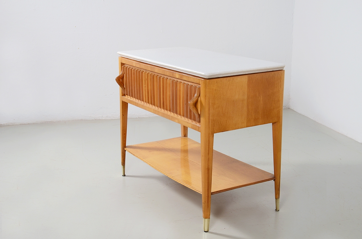 Coppia di comodini in acero con piano in marmo e un cassetto, produzione Cassina 1957.