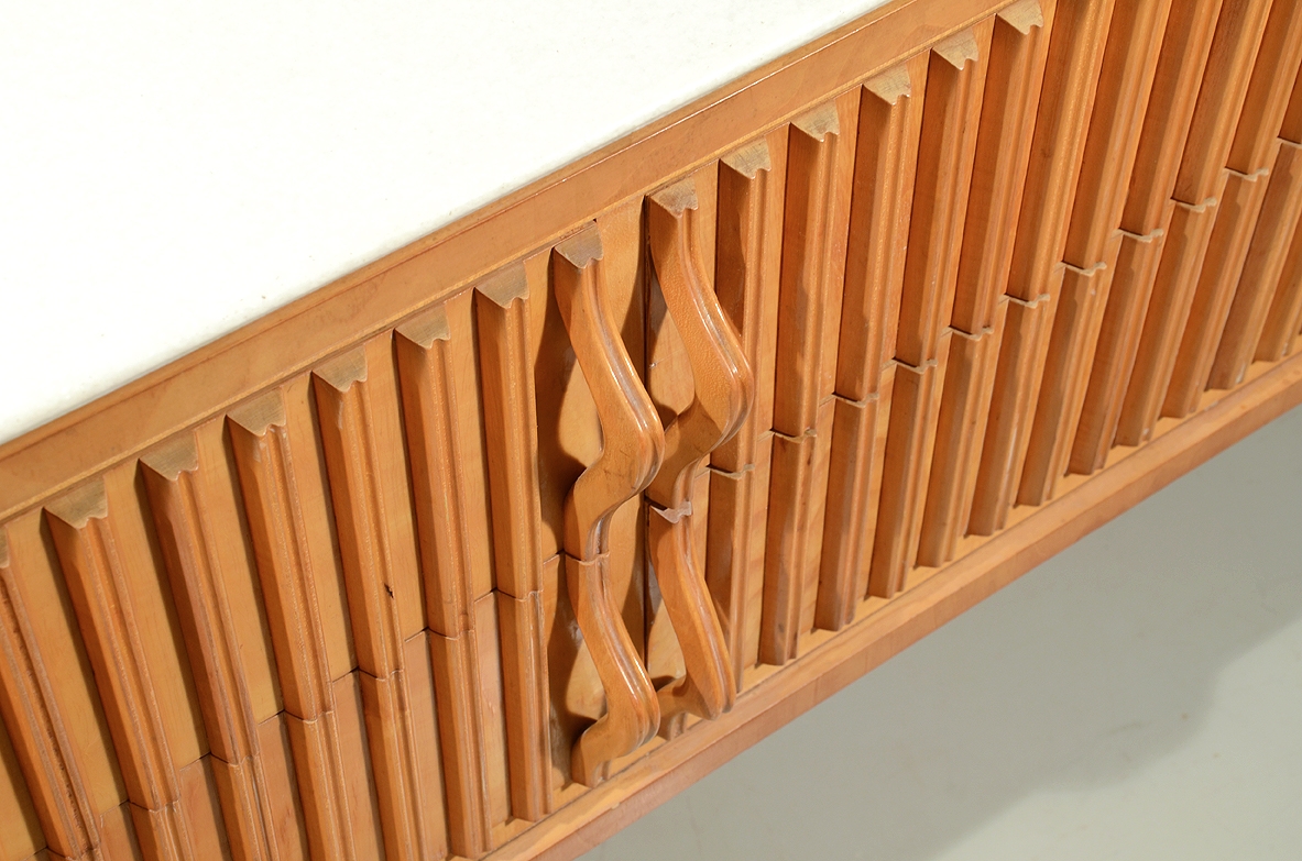 Comò in acero biondo con fronte grissinato a quattro cassetti e piano in marmo “Bianco Neve” a grana fine. Prod. Cassina, 1957.