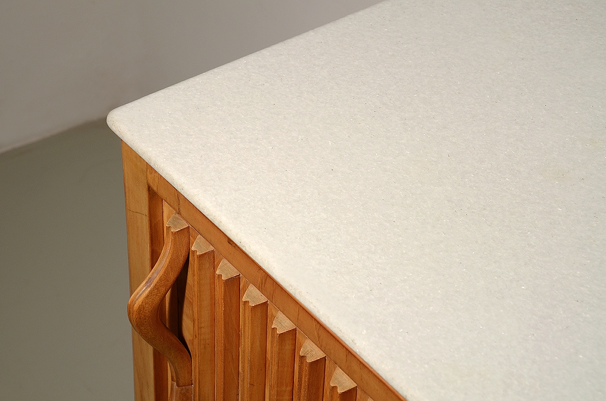 Comò in acero biondo con fronte grissinato a quattro cassetti e piano in marmo “Bianco Neve” a grana fine. Prod. Cassina, 1957.