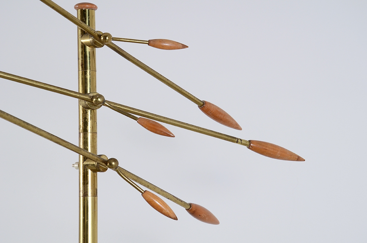Arredoluce, piantana in ottone con tre bracci regolabili e raffinati puntali in legno tornito, 1950ca.