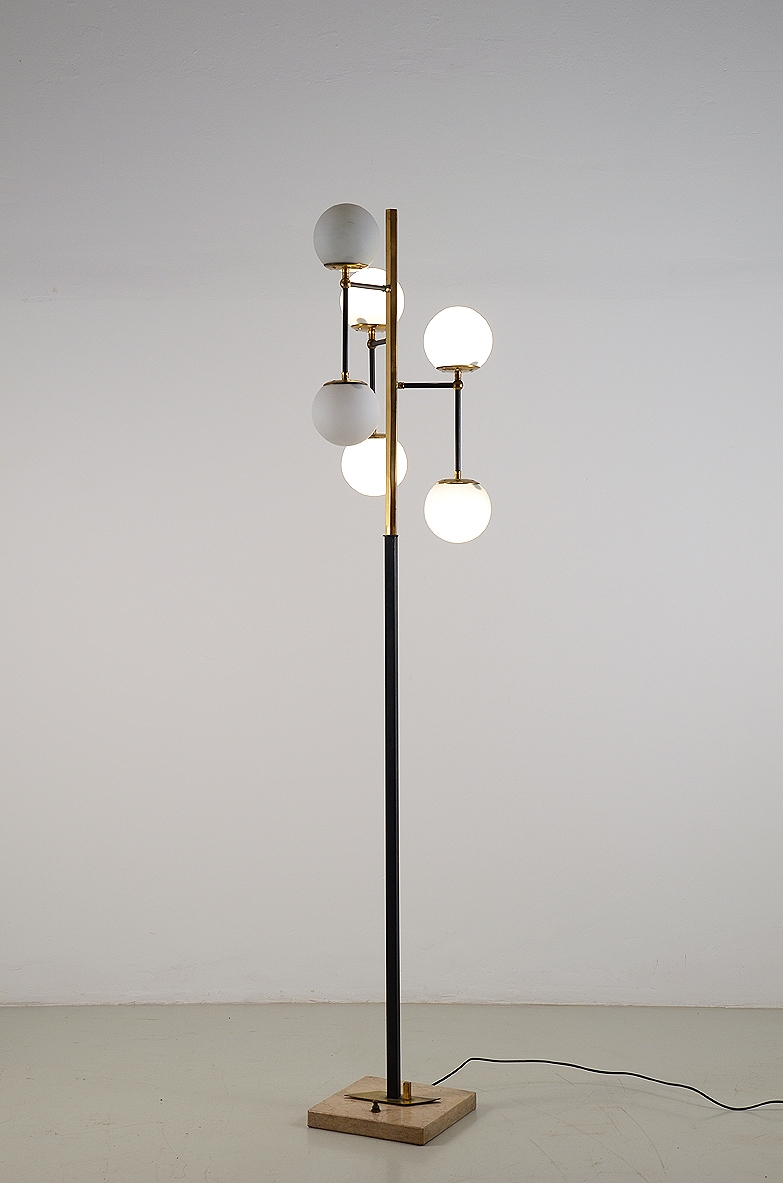 Lampada da terra in metallo con sei luci sferiche in vetro opaline e base in marmo. 1950ca.