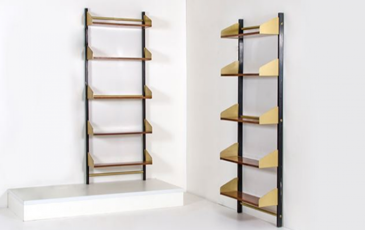 Libreria a parete in metallo laccato con ripiani in legno e ottone regolabili in altezza, 1950ca.