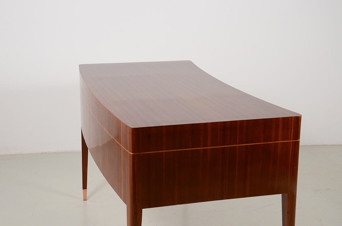 Italian elegant and curved 1950's desk in walnut and maplewood with five drawers and brass tips.