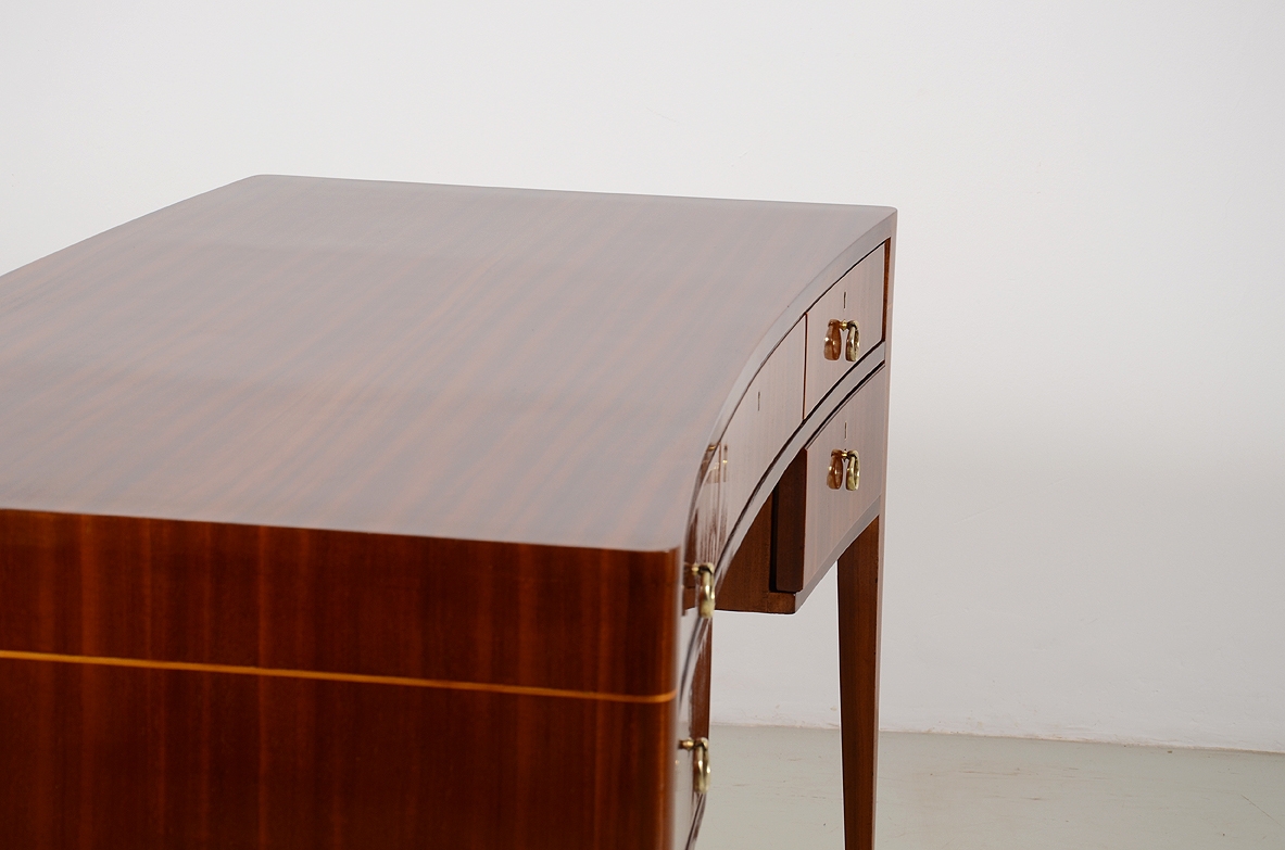 Italian elegant and curved 1950's desk in walnut and maplewood with five drawers and brass tips.
