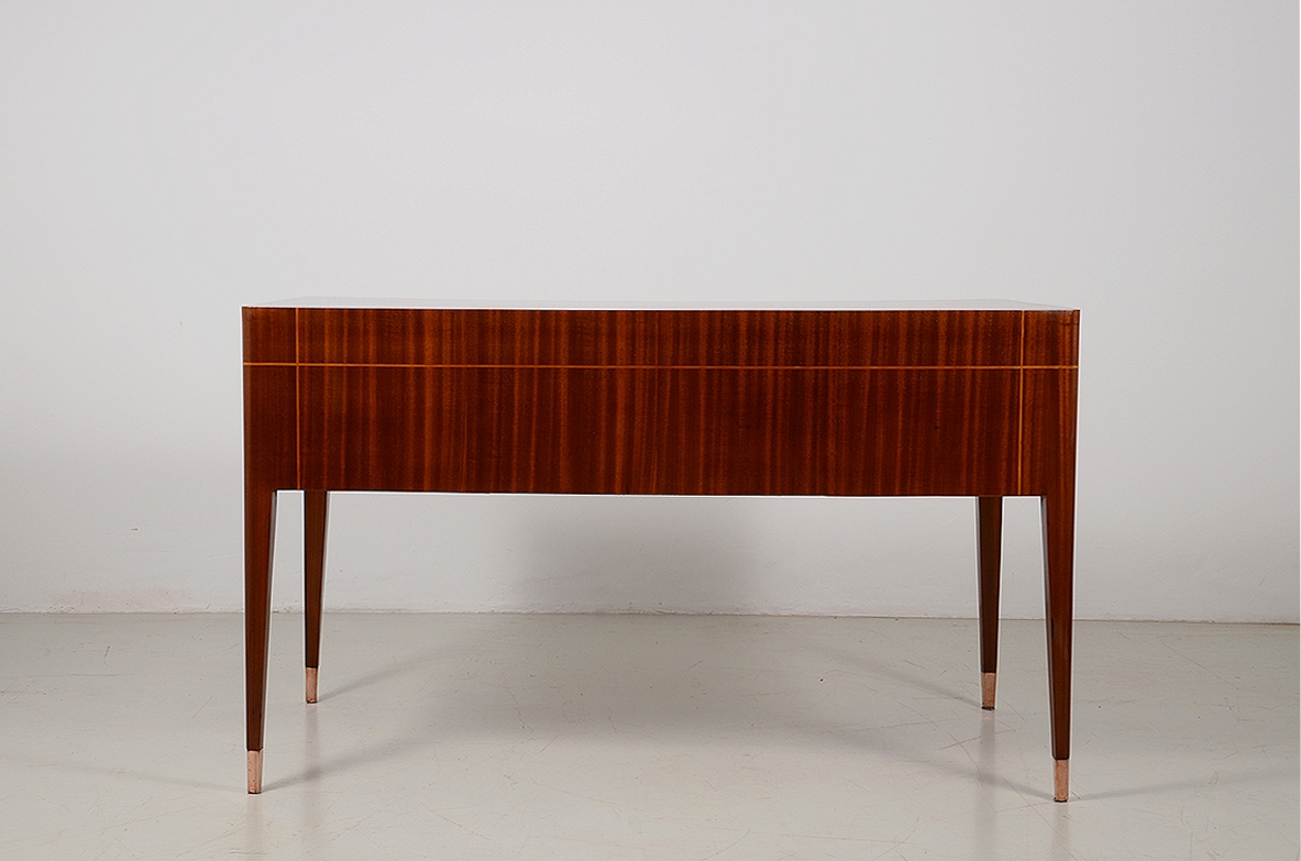 Italian elegant and curved 1950's desk in walnut and maplewood with five drawers and brass tips.