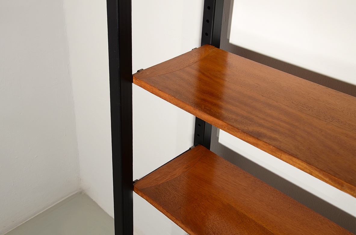 Franco Campo e Carlo Graffi, libreria a tre campate realizzata per  la "Libreria Moderna" di Torino, in metallo verniciato e legno. Produzione HOME, anni 60ca.