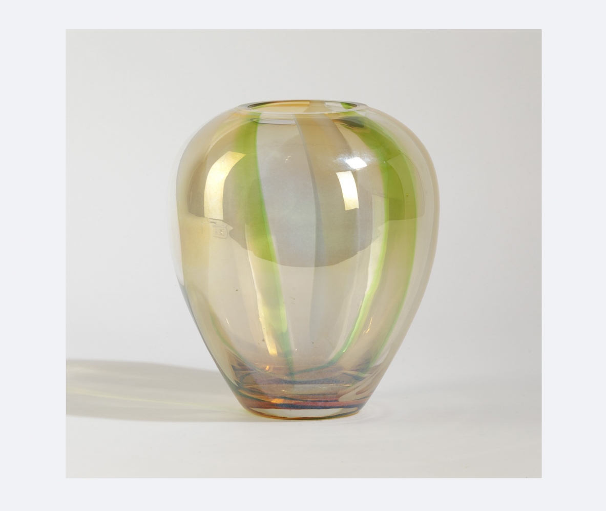Murano, XX secolo, vaso a uovo in vetro iridato con decoro di canne policrome. Murano, XX secolo, vaso a uovo in vetro iridato con decoro di canne policrome.