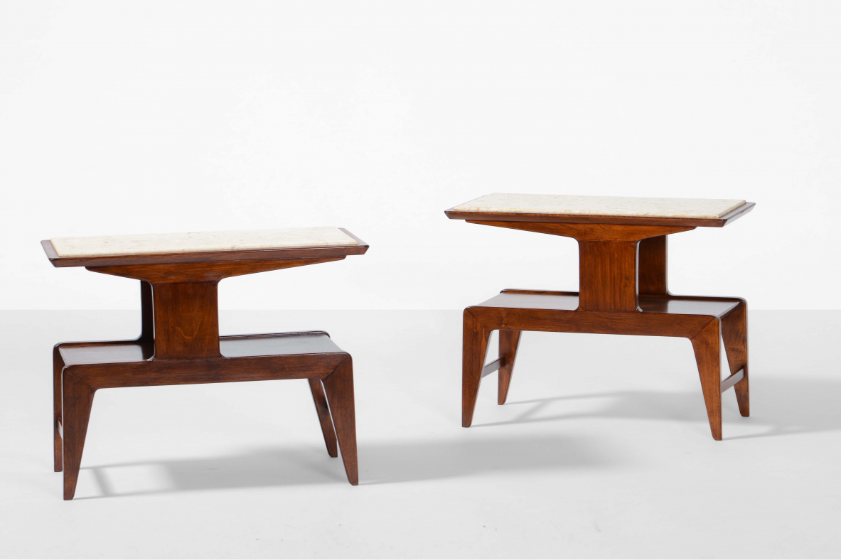 Coppia di tavolini con doppio ripiano, struttura in legno e piano con marmo chiaro incassato.  Attr.Gio Ponti, 1950ca.
