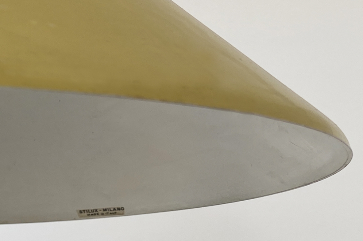 Stilux, piantana con cappello in metallo colorato e braccio con snodo in ottone regolabile. Stelo in metallo nero e base in marmo. Produzione Stilux Milano, 1950ca.