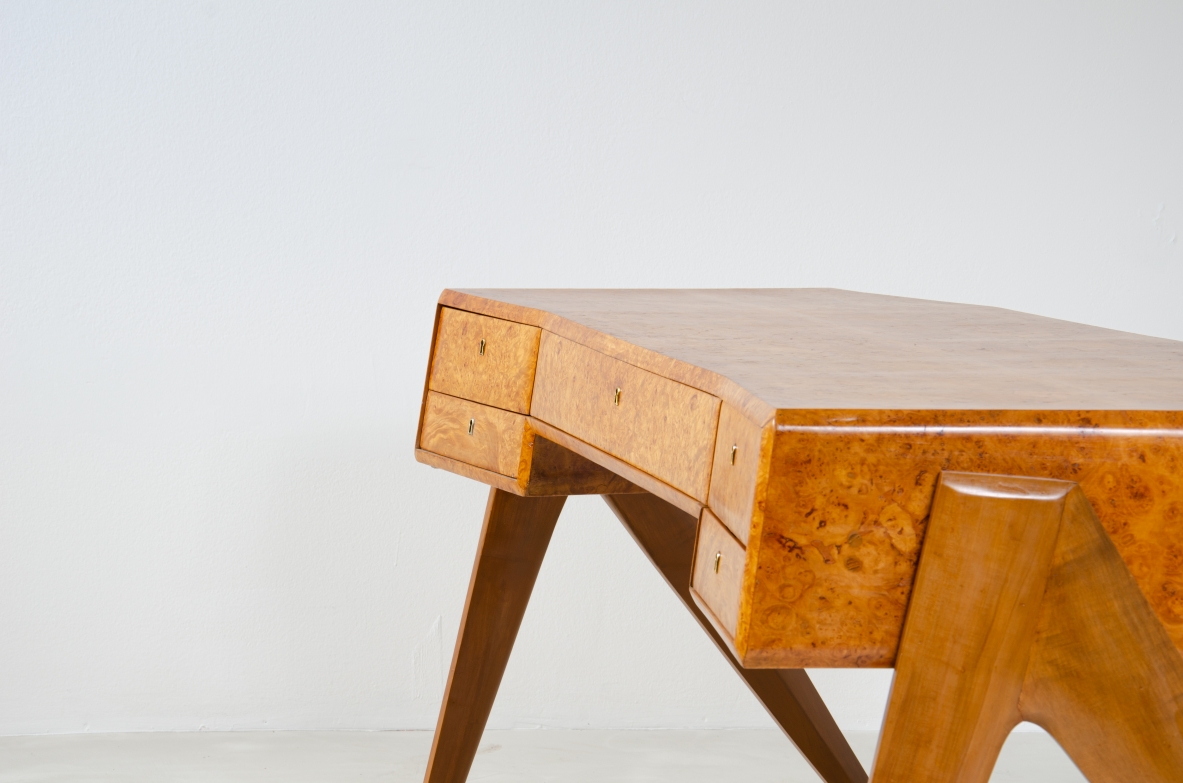 Arturo Roversi, unique 1950's sculptural desk in briar wood with irregular shaped top and tilt front with five drawers. Bibl. F.Grigioni, arredamenti, ill.152, rivista dell'arreamento N.27.