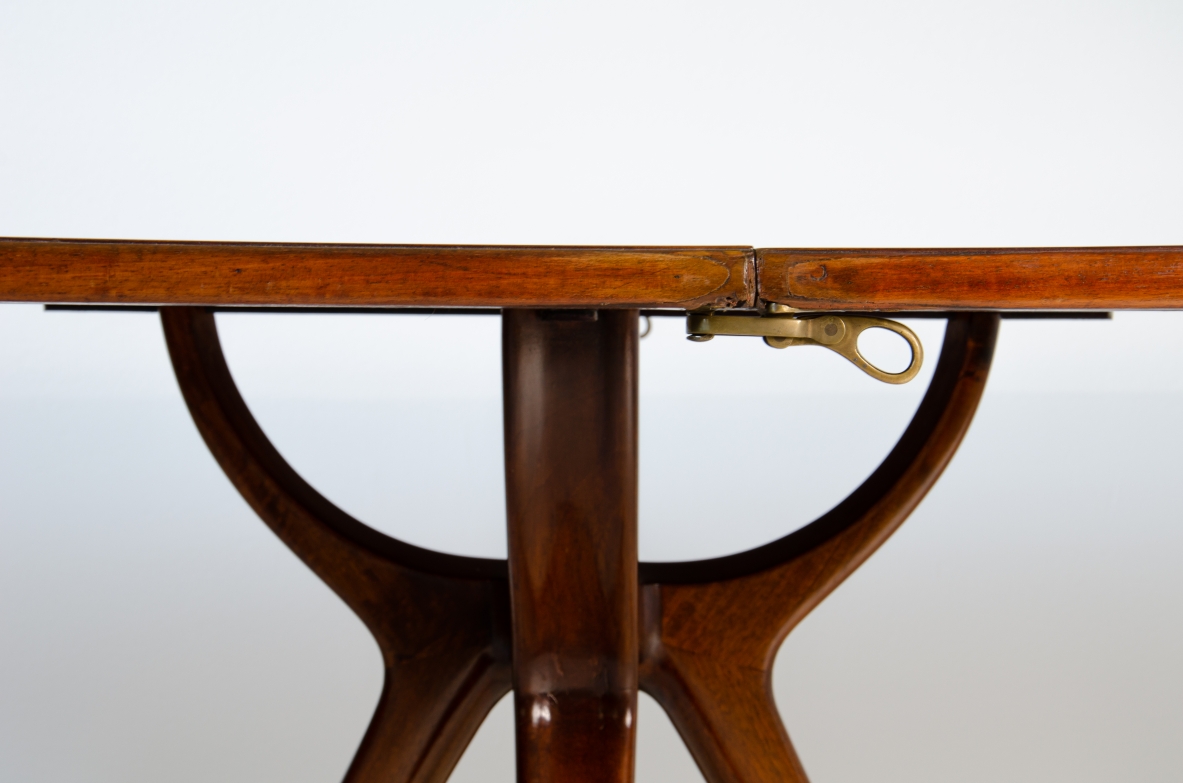 Osvaldo Borsani, splendido tavolo tondo con allunghe, realizzato su commissione per una residenza di Lucio Fontana. Osvaldo Borsani, splendido tavolo tondo con allunghe, realizzato su commissione per una residenza di Lucio Fontana.