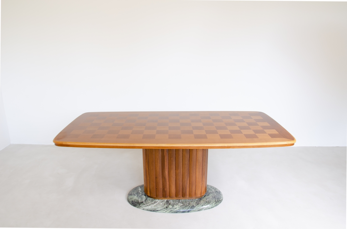Vittorio Dassi, grande tavolo a colonna centrale con base in marmo Verde Alpi e piano con intarsi a scacchiera in ciliegio. Produzione Dassi Torino, 1940ca.