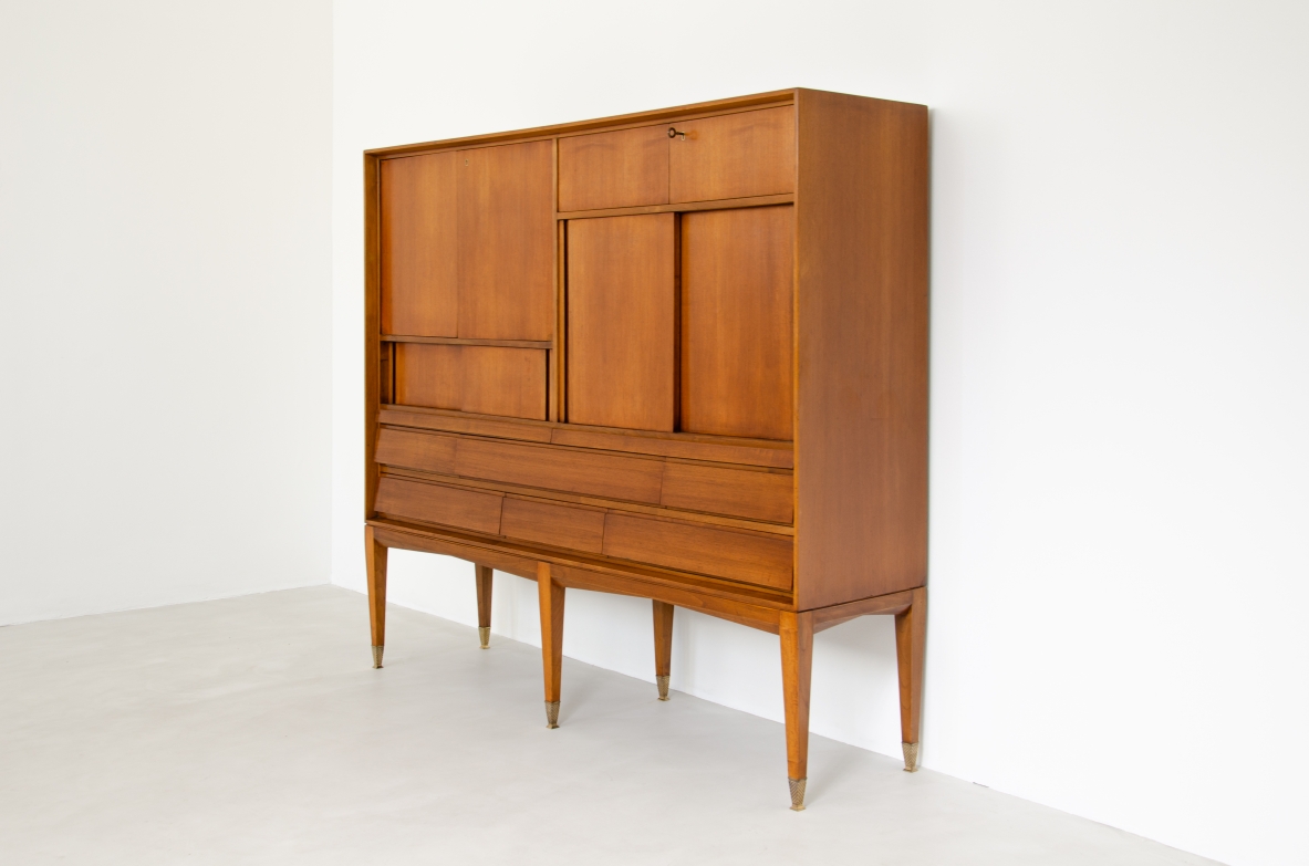 Gio Ponti, mobile in noce chiaro a scomparti con ante e pannelli scorrevoli, 1950ca.
