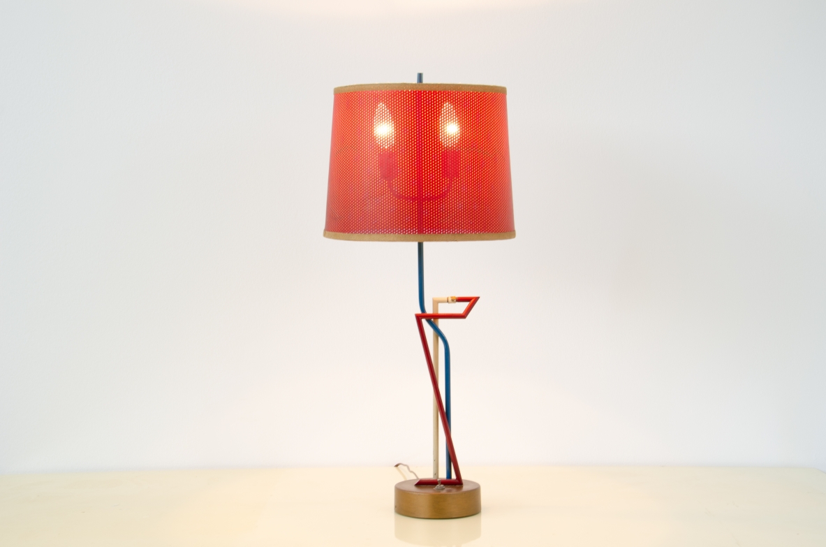 Straordinartia lampada da tavolo con base in ottone e fusto in tondino di metallo a due colori, cappello in carta traforata.   Scuola di Torino 1950ca. Straordinartia lampada da tavolo con base in ottone e fusto in tondino di metallo a due colori, cappello in carta traforata.   Scuola di Torino 1950ca.