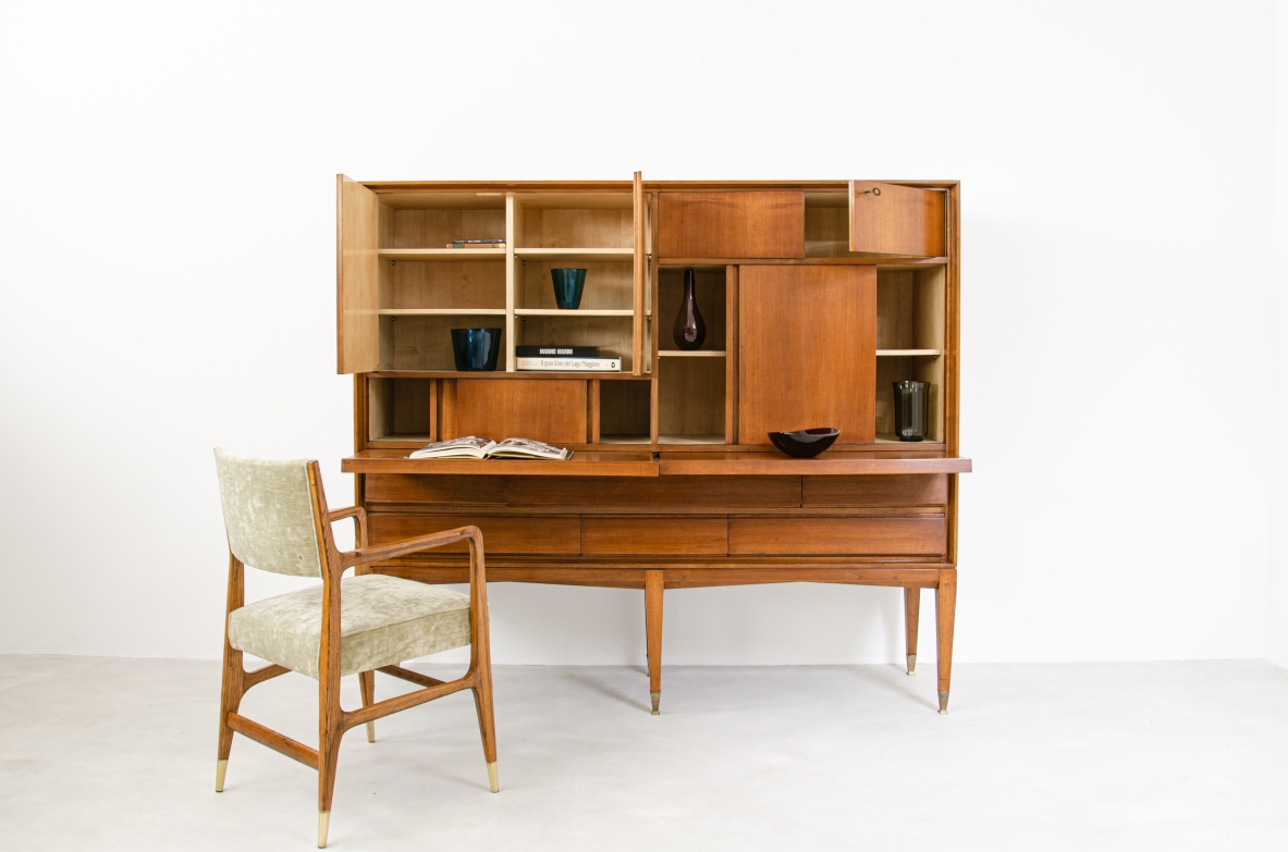 Gio Ponti, mobile in noce chiaro a scomparti con ante e pannelli scorrevoli, 1950ca.