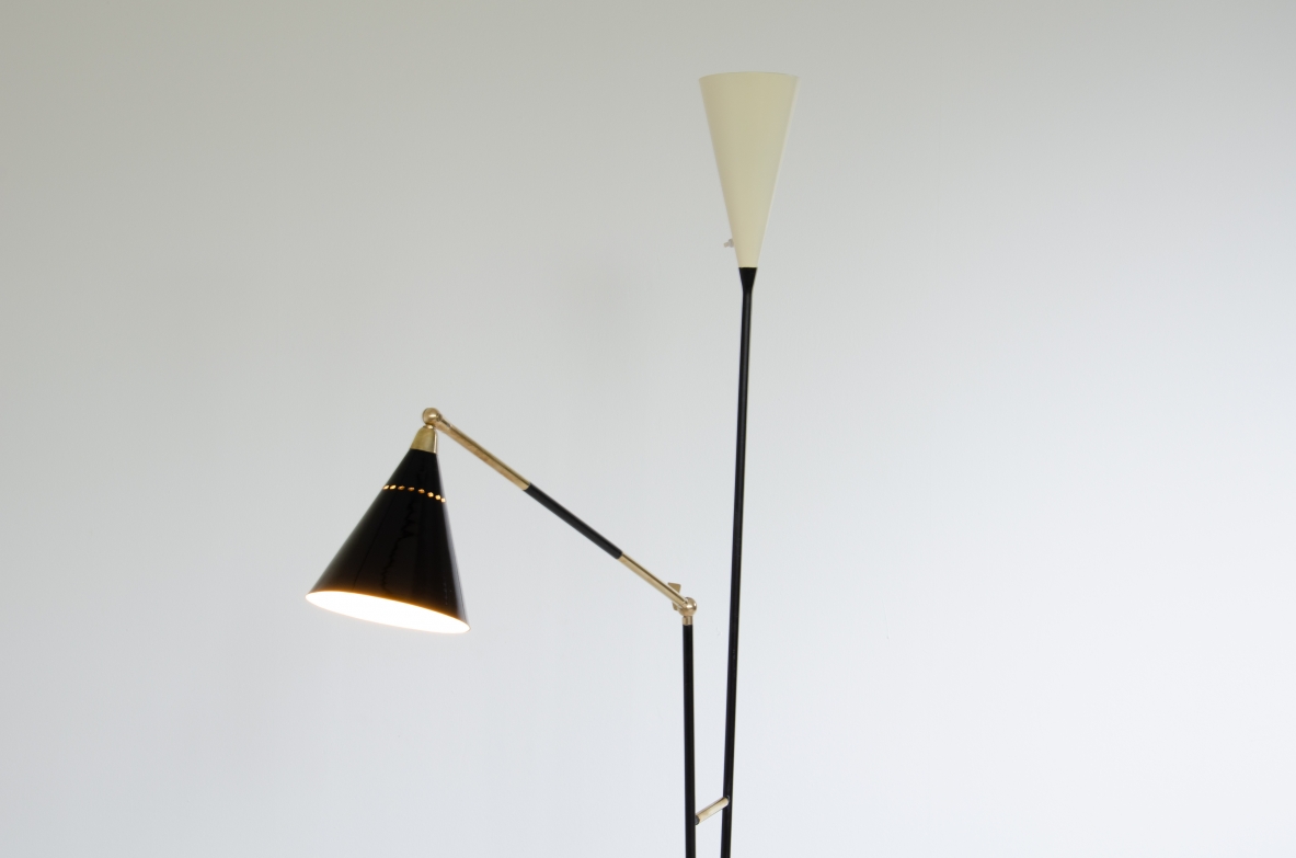 Stilux, lampada da terra in metallo e ottone a  due bracci di cui uno regolabile. Paralumi in metallo verniciato, Milano,1950ca. Stilux, lampada da terra in metallo e ottone a  due bracci di cui uno regolabile. Paralumi in metallo verniciato, Milano,1950ca.