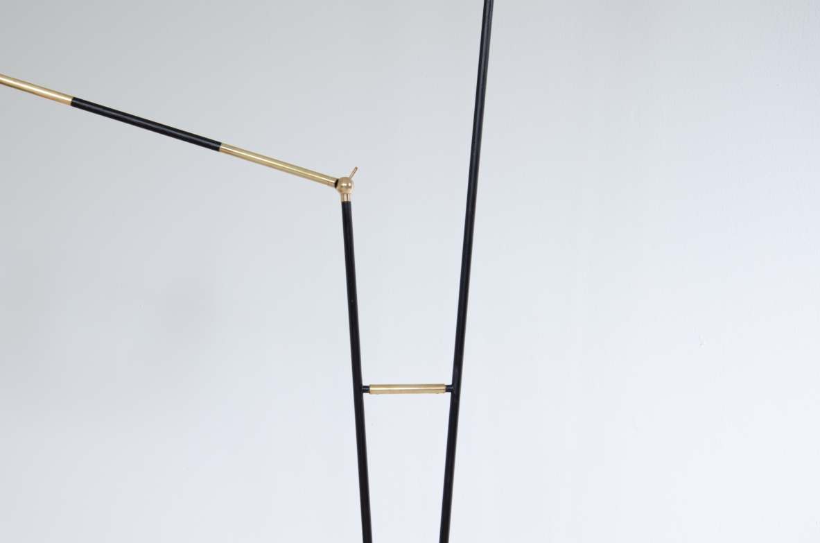Stilux, lampada da terra in metallo e ottone a  due bracci di cui uno regolabile. Paralumi in metallo verniciato, Milano,1950ca. Stilux, lampada da terra in metallo e ottone a  due bracci di cui uno regolabile. Paralumi in metallo verniciato, Milano,1950ca.