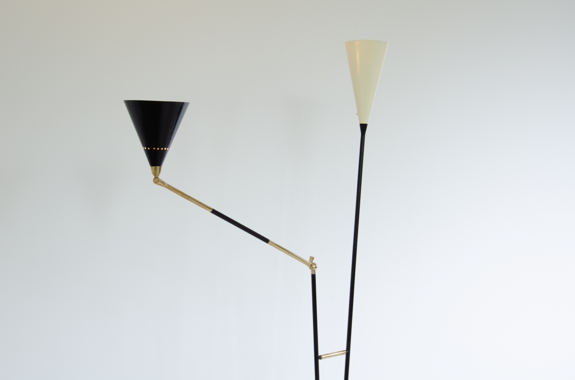 Stilux, lampada da terra in metallo e ottone a  due bracci di cui uno regolabile. Paralumi in metallo verniciato, Milano,1950ca. Stilux, lampada da terra in metallo e ottone a  due bracci di cui uno regolabile. Paralumi in metallo verniciato, Milano,1950ca.