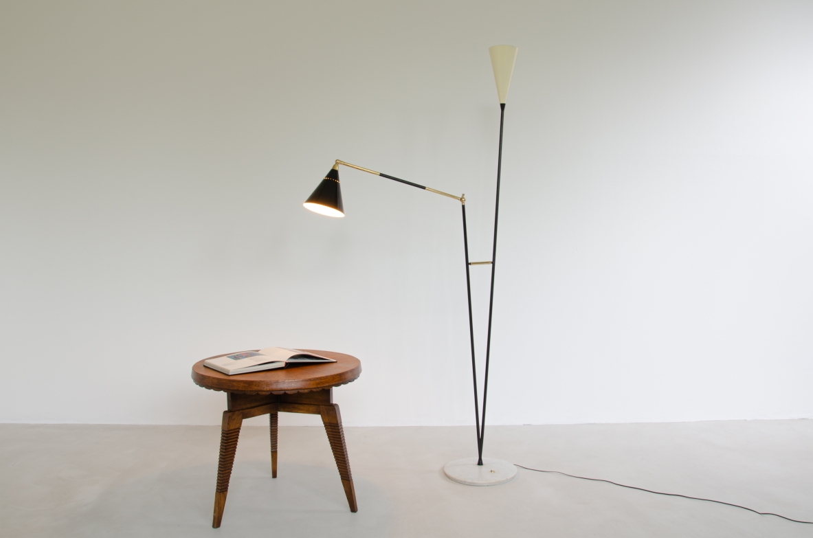 Stilux, lampada da terra in metallo e ottone a  due bracci di cui uno regolabile. Paralumi in metallo verniciato, Milano,1950ca. Stilux, lampada da terra in metallo e ottone a  due bracci di cui uno regolabile. Paralumi in metallo verniciato, Milano,1950ca.