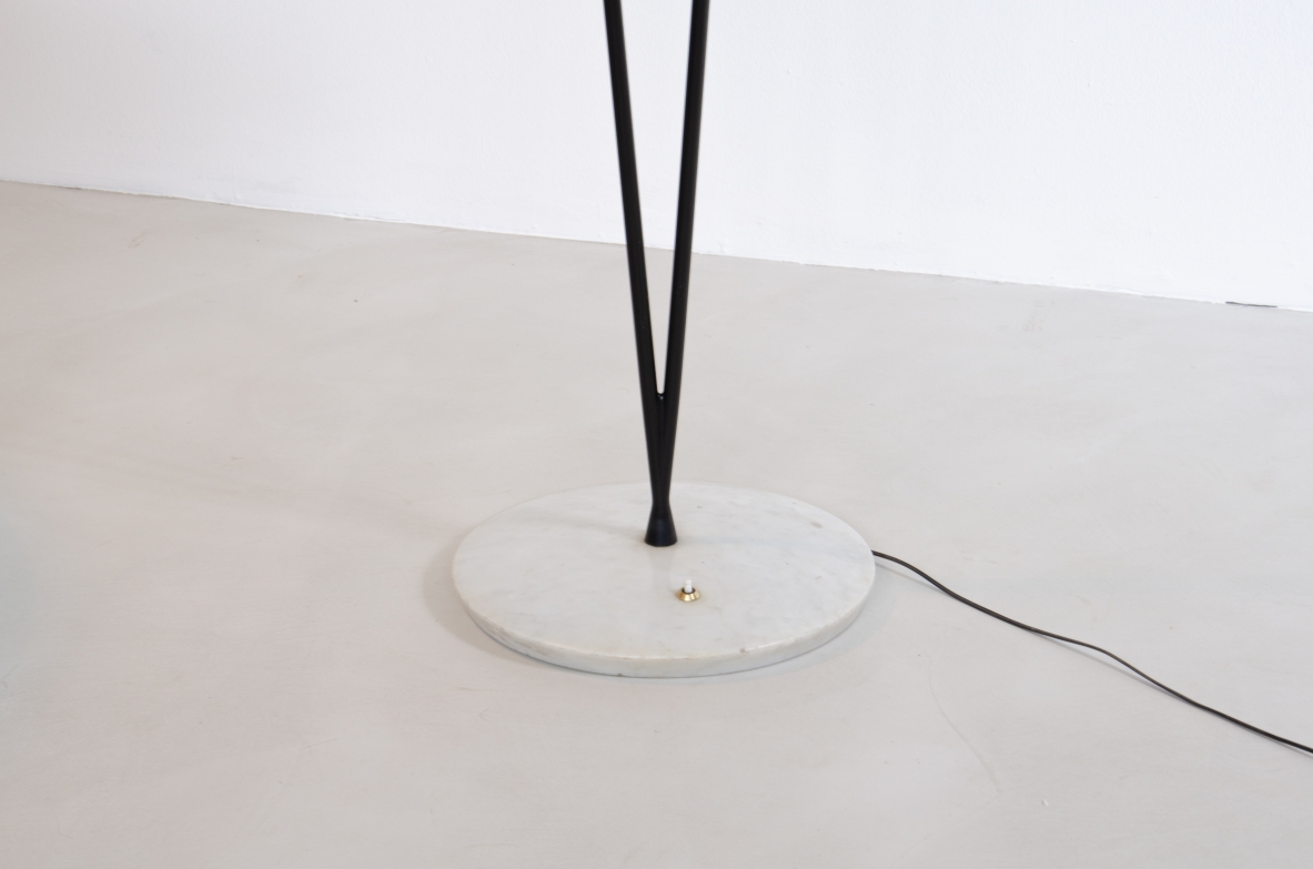 Stilux, lampada da terra in metallo e ottone a  due bracci di cui uno regolabile. Paralumi in metallo verniciato, Milano,1950ca. Stilux, lampada da terra in metallo e ottone a  due bracci di cui uno regolabile. Paralumi in metallo verniciato, Milano,1950ca.
