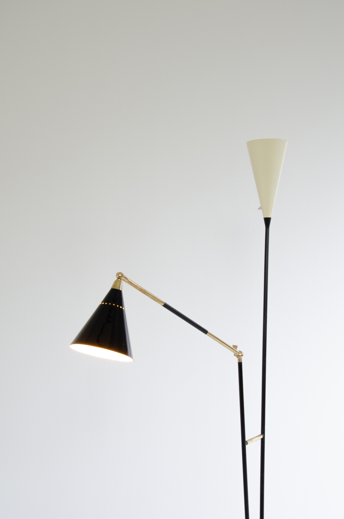 Stilux, lampada da terra in metallo e ottone a  due bracci di cui uno regolabile. Paralumi in metallo verniciato, Milano,1950ca. Stilux, lampada da terra in metallo e ottone a  due bracci di cui uno regolabile. Paralumi in metallo verniciato, Milano,1950ca.