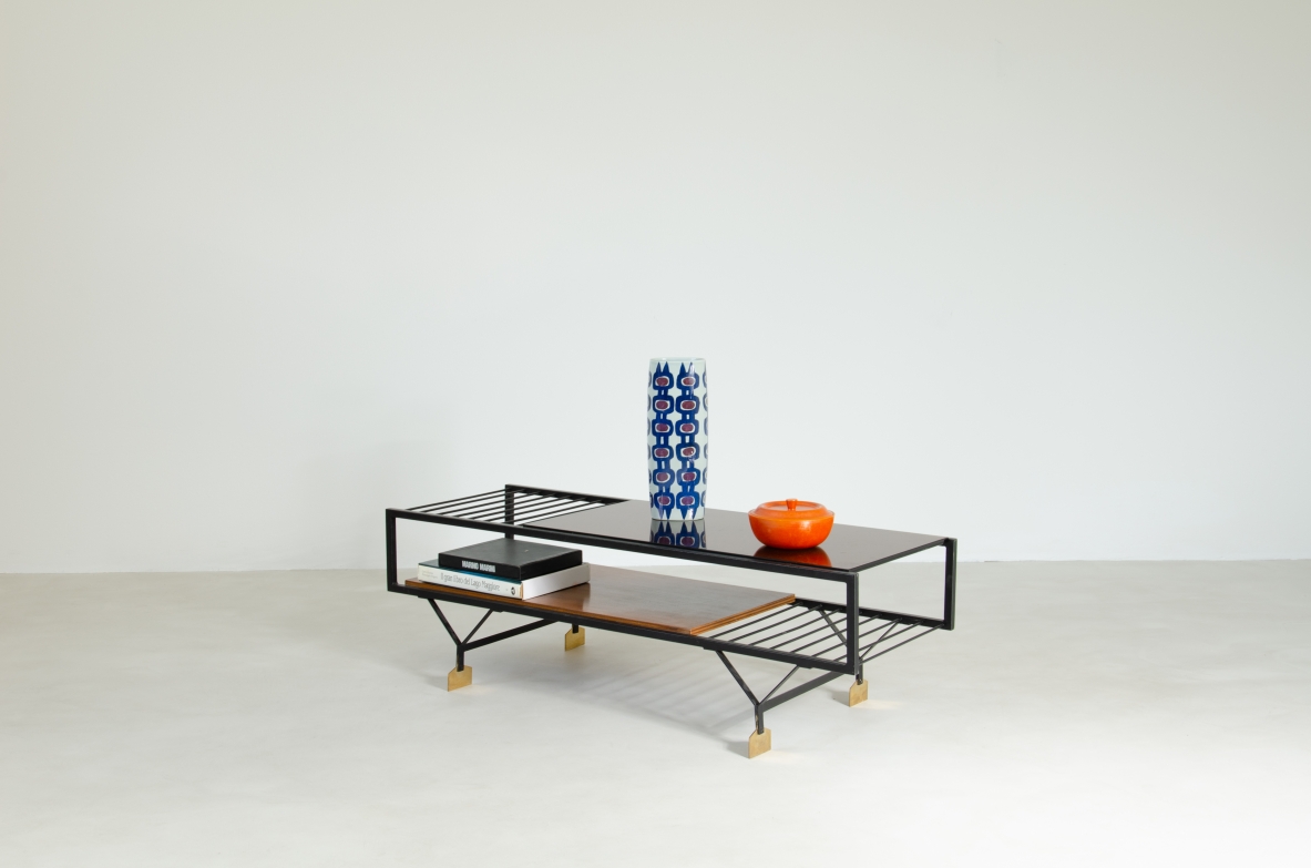 Low table in lacquered metal with two tops, one in wood and the other in bronze-colored mirrored glass, feet in shaped brass.  Saporiti production, Italy 1950's.