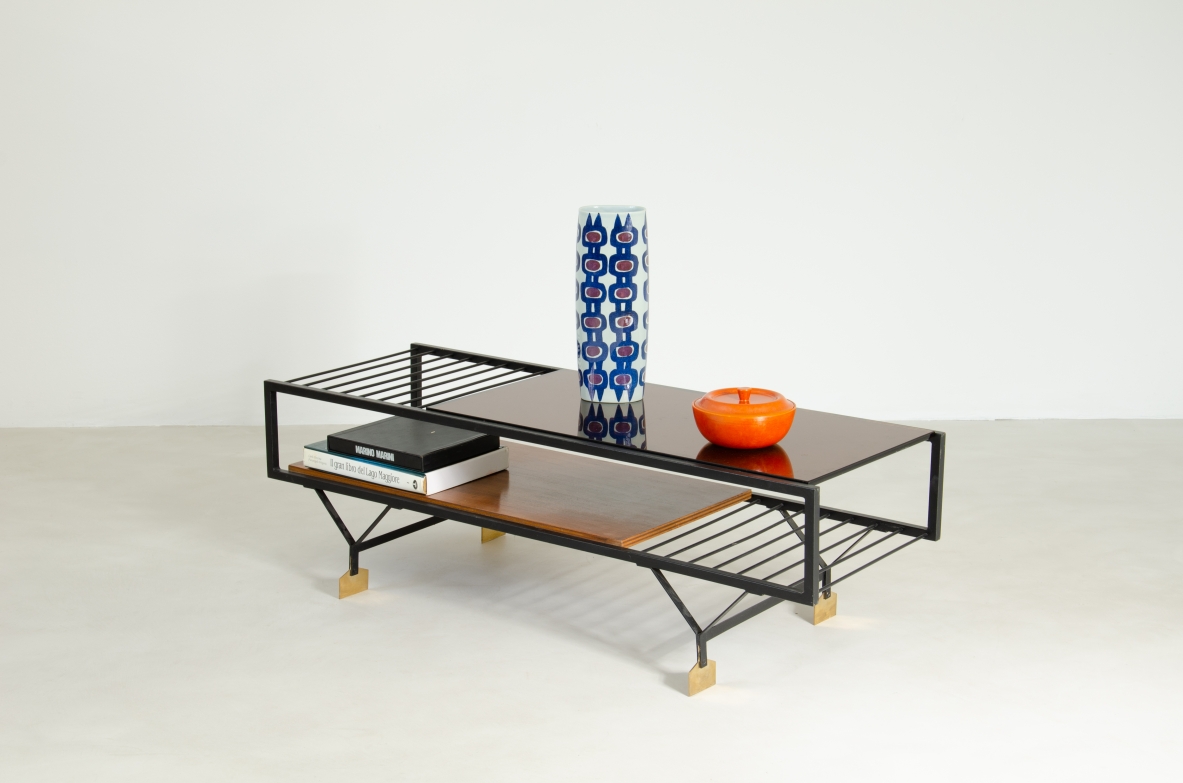 Low table in lacquered metal with two tops, one in wood and the other in bronze-colored mirrored glass, feet in shaped brass.  Saporiti production, Italy 1950's.