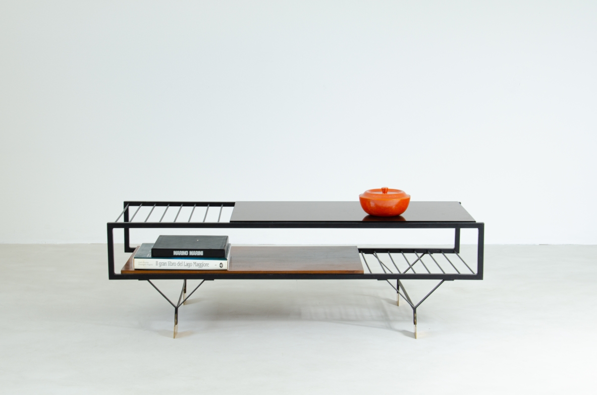 Low table in lacquered metal with two tops, one in wood and the other in bronze-colored mirrored glass, feet in shaped brass.  Saporiti production, Italy 1950's.